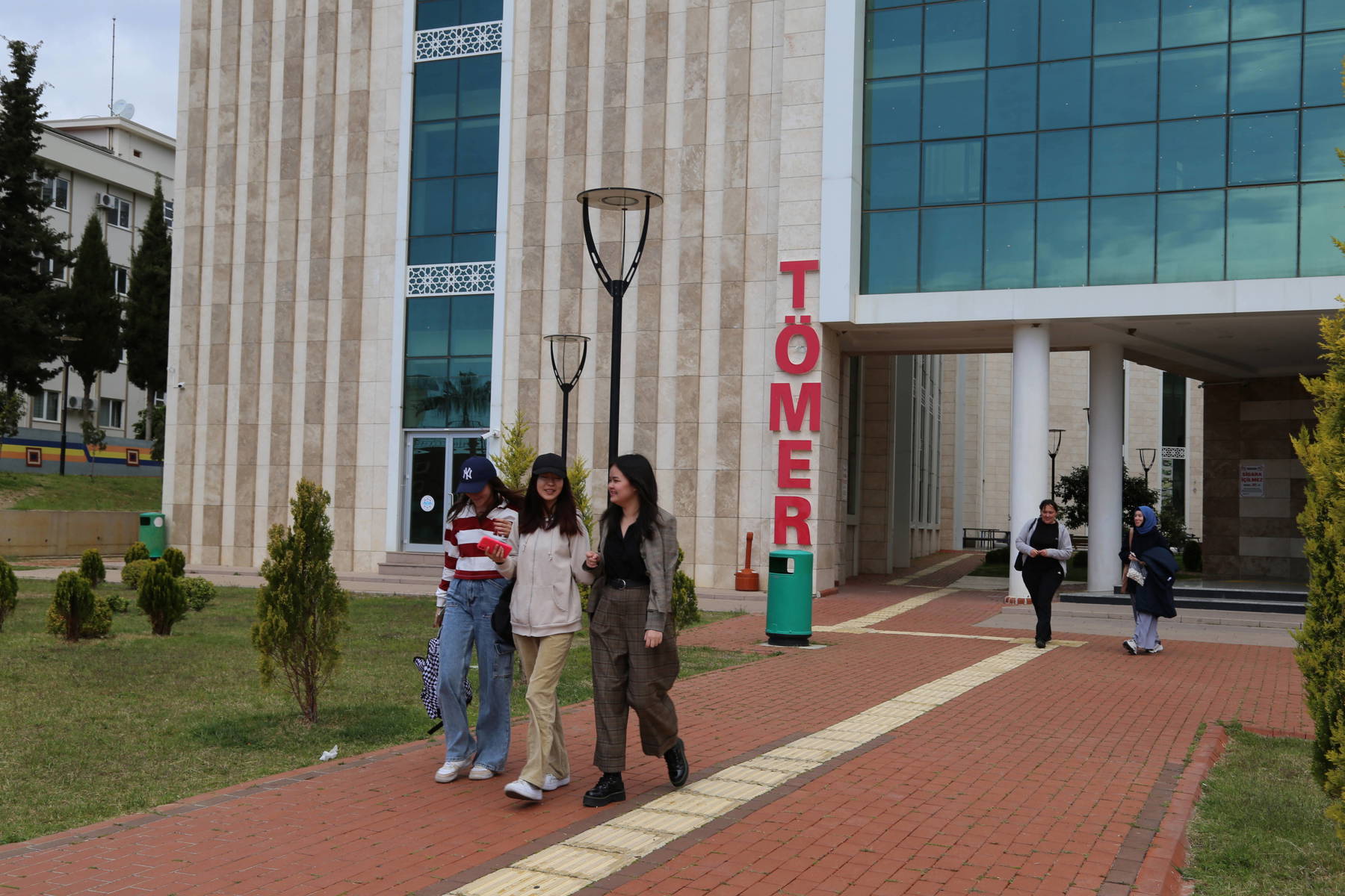 ALKÜ TÖMER, YABANCILARA TÜRKÇE ÖĞRETİMİ İÇİN SERTİFİKA PROGRAMI BAŞLATIYOR