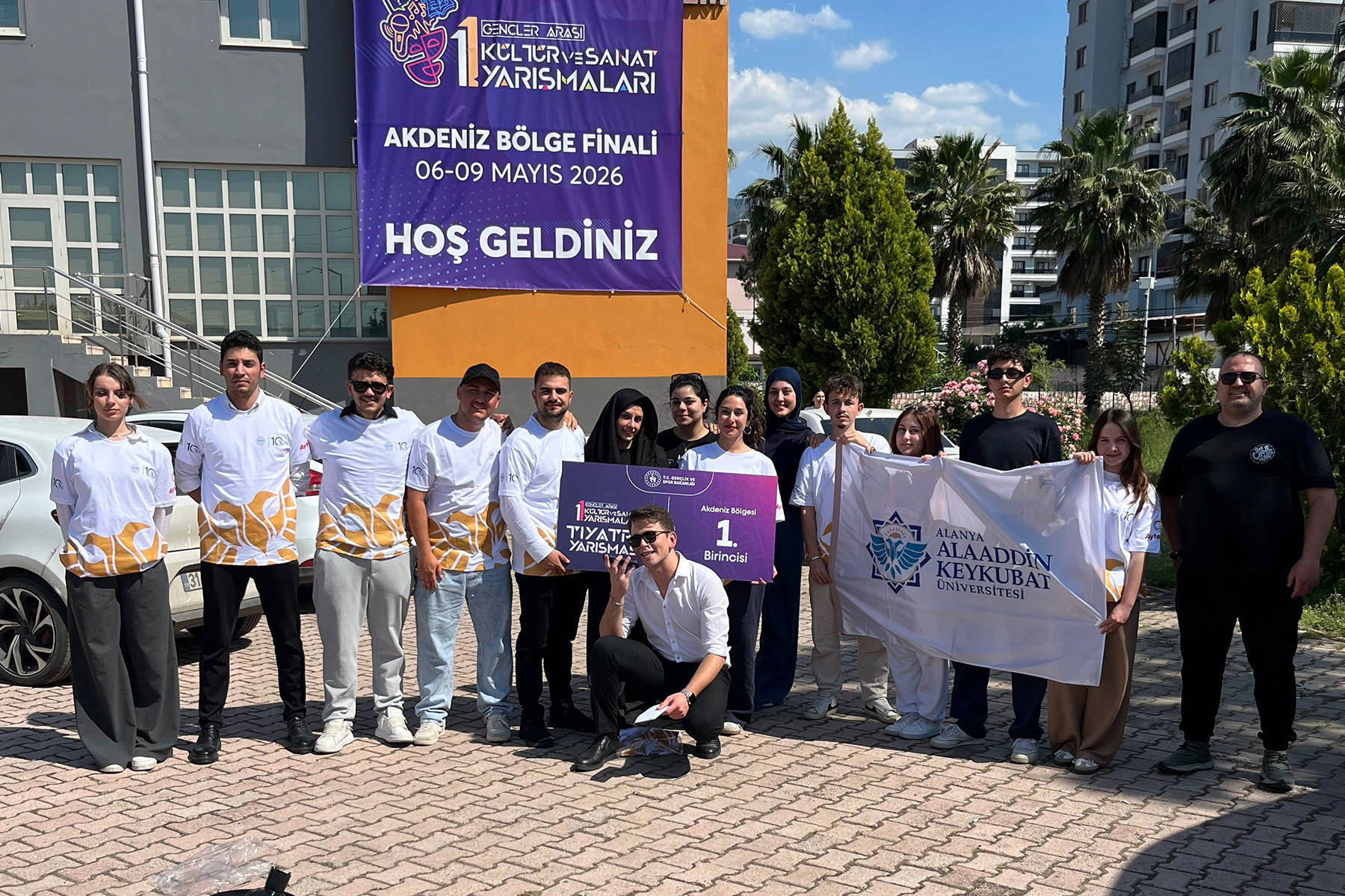 ALKÜ’LÜ GENÇLERDEN TİYATROYA DAMGA VURAN BAŞARI