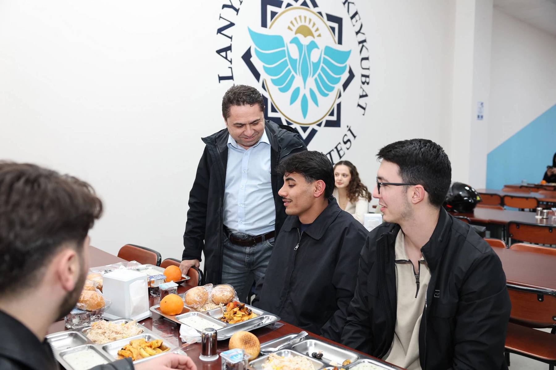 ALKÜ’LÜ GENÇLER REKTÖR TÜRKDOĞAN İLE İFTAR YAPTI